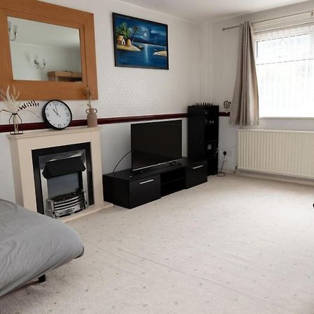 3 Bed Home Sleeps 8 People Located 1 Min From Train Stop - Otley Terrace オールダム エクステリア 写真