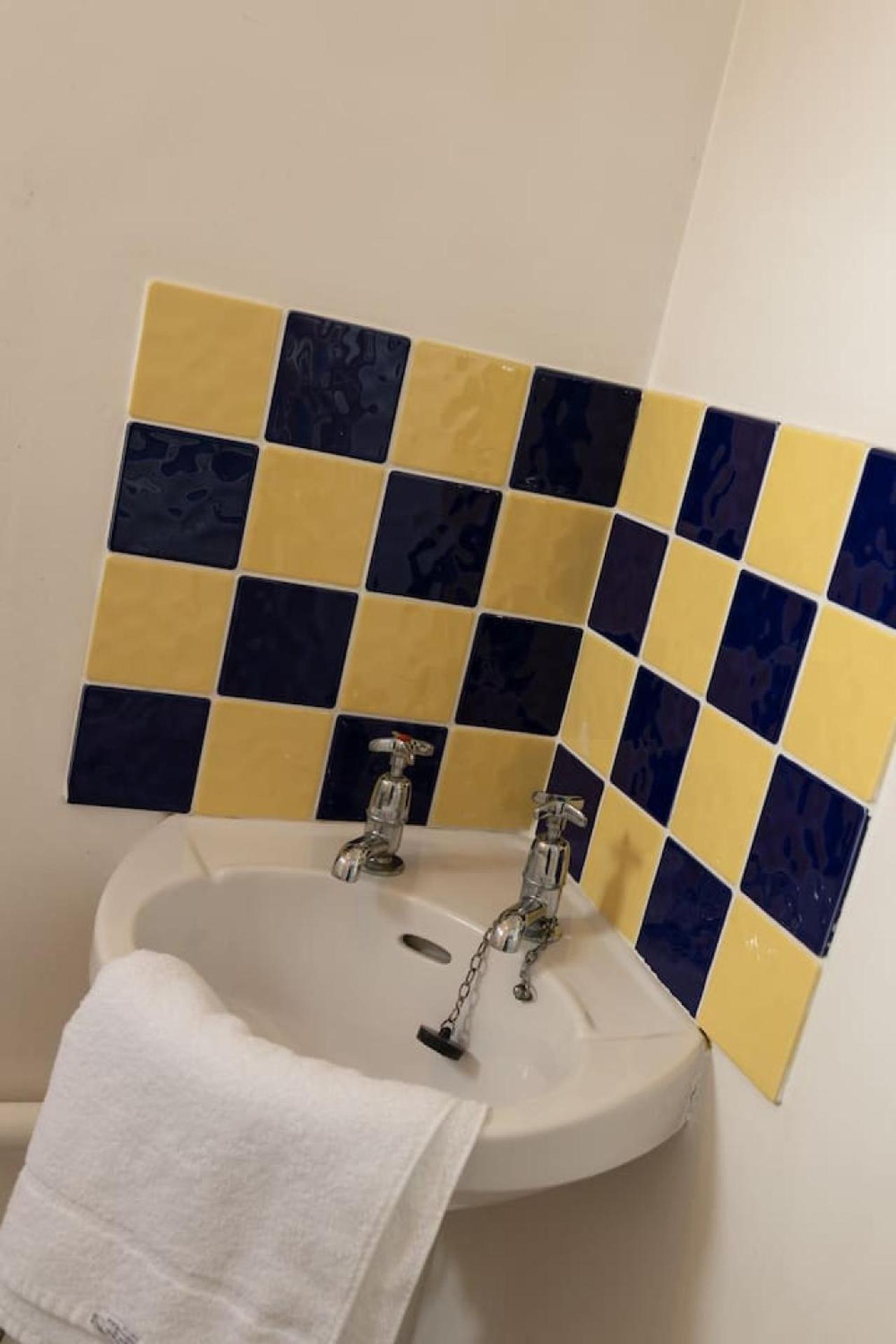 3 Bed Home Sleeps 8 People Located 1 Min From Train Stop - Otley Terrace オールダム エクステリア 写真