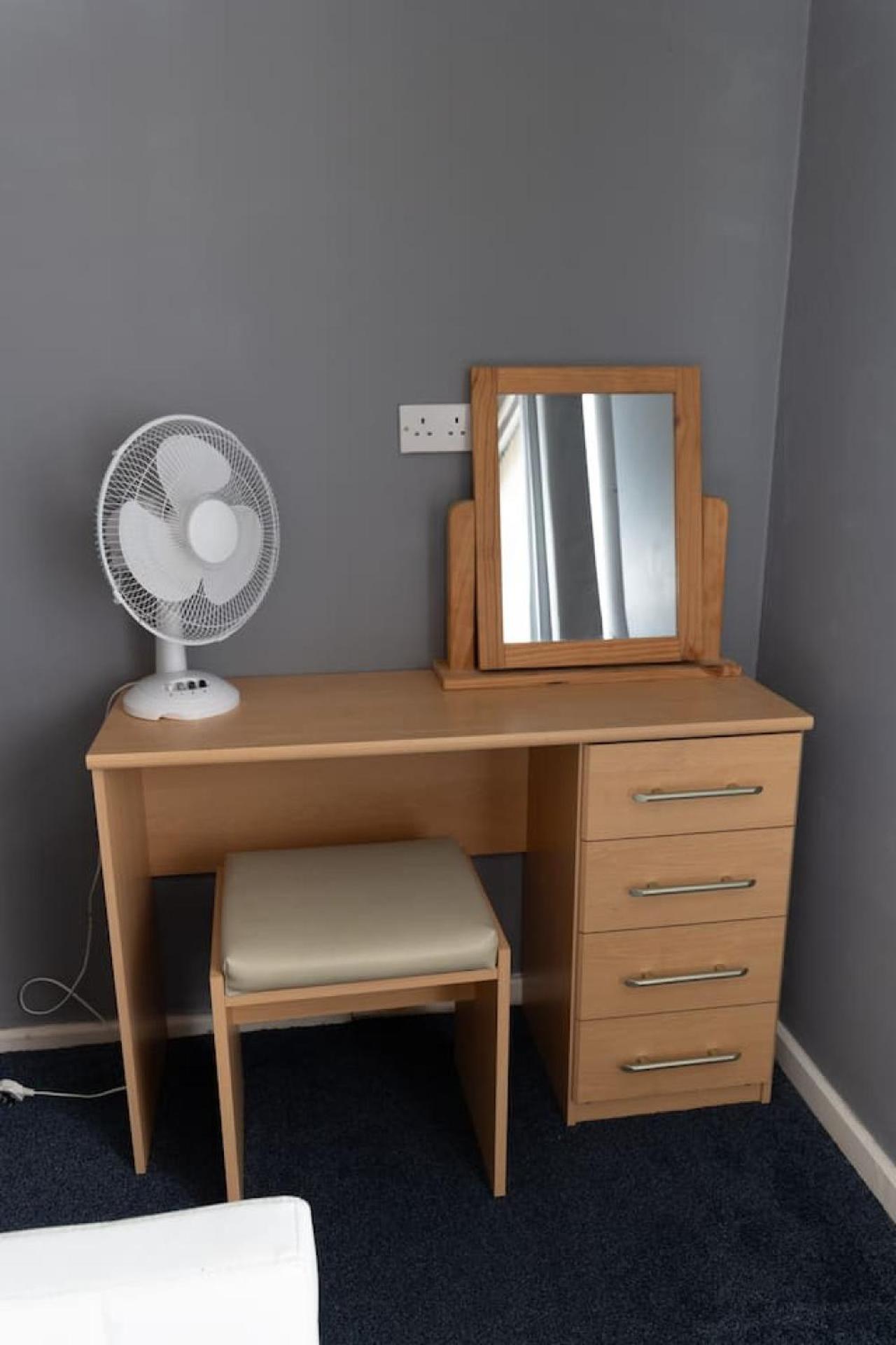 3 Bed Home Sleeps 8 People Located 1 Min From Train Stop - Otley Terrace オールダム エクステリア 写真