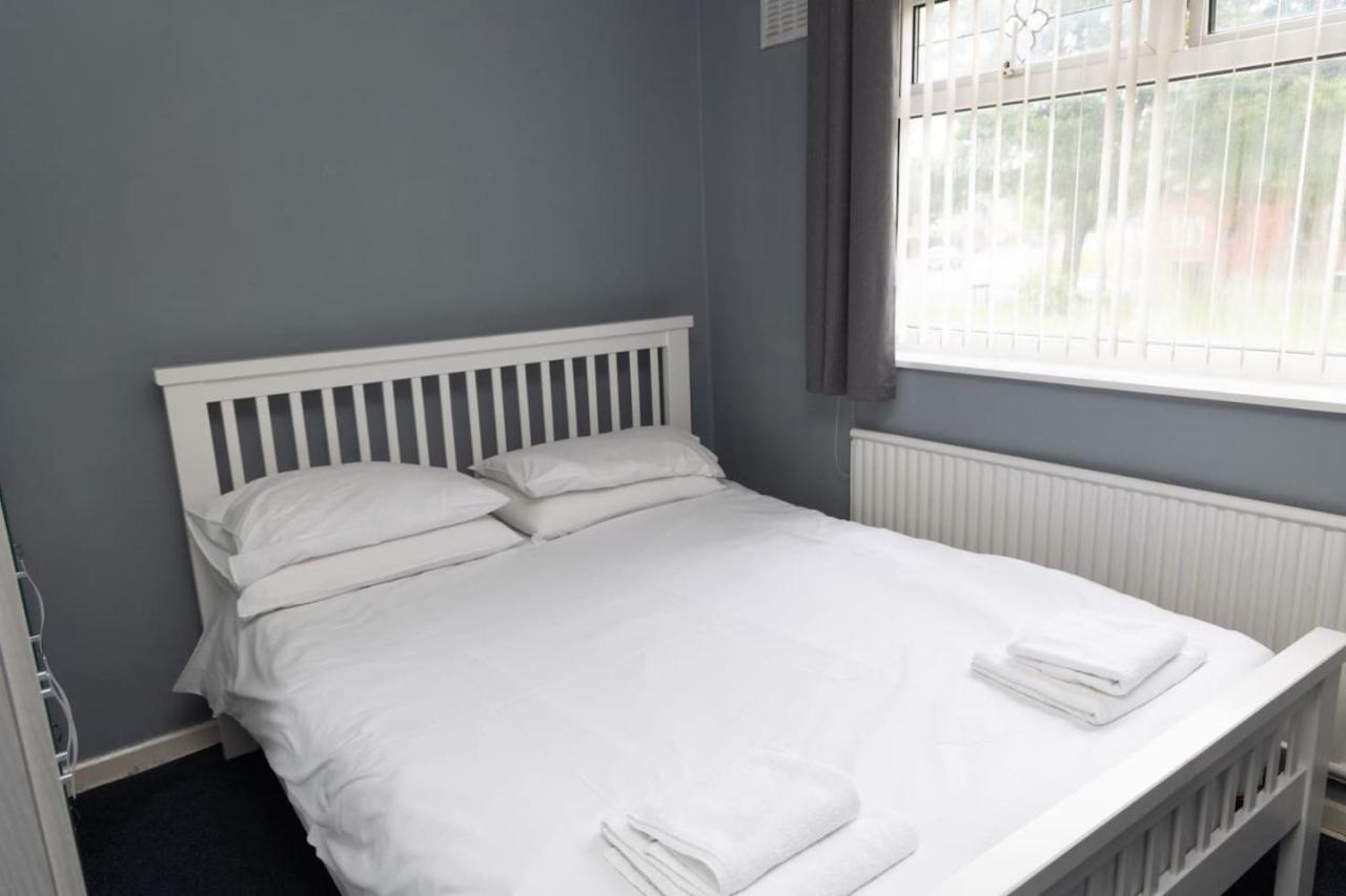 3 Bed Home Sleeps 8 People Located 1 Min From Train Stop - Otley Terrace オールダム エクステリア 写真