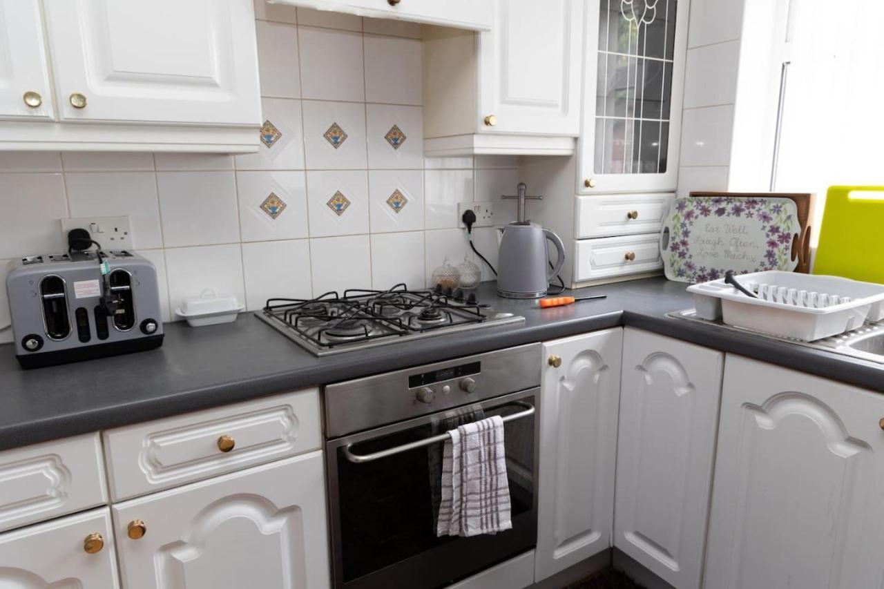 3 Bed Home Sleeps 8 People Located 1 Min From Train Stop - Otley Terrace オールダム エクステリア 写真