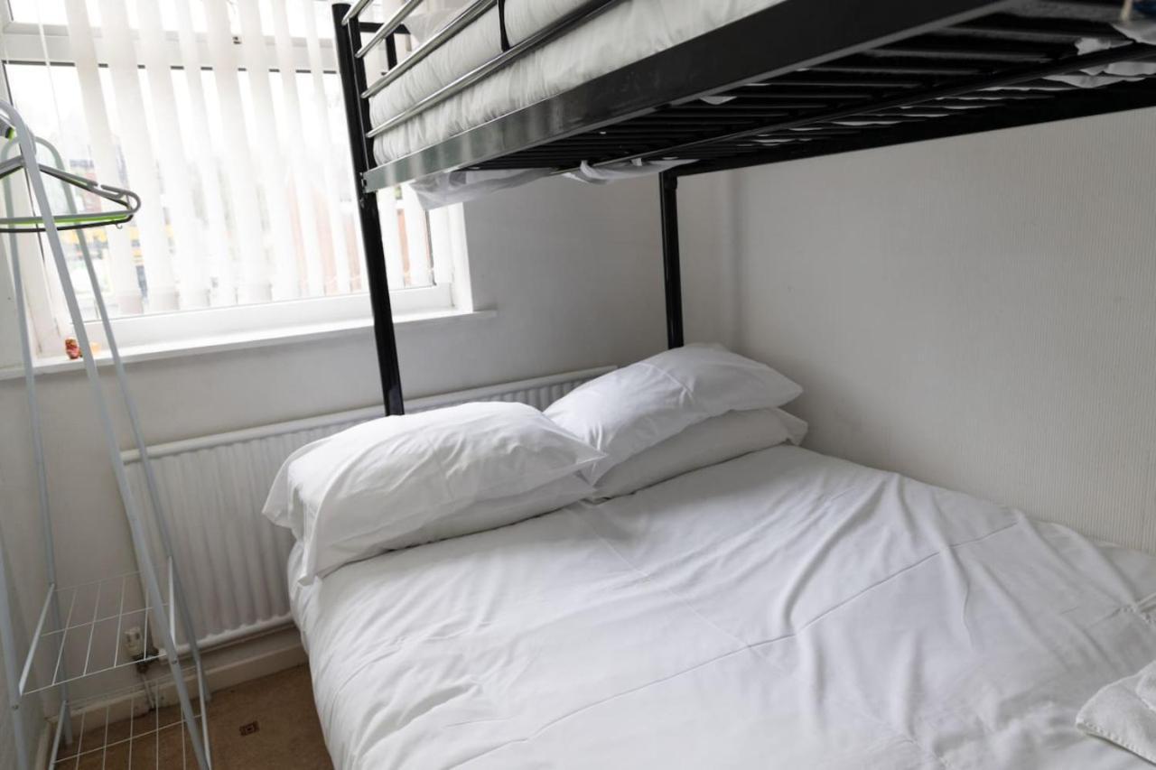 3 Bed Home Sleeps 8 People Located 1 Min From Train Stop - Otley Terrace オールダム エクステリア 写真