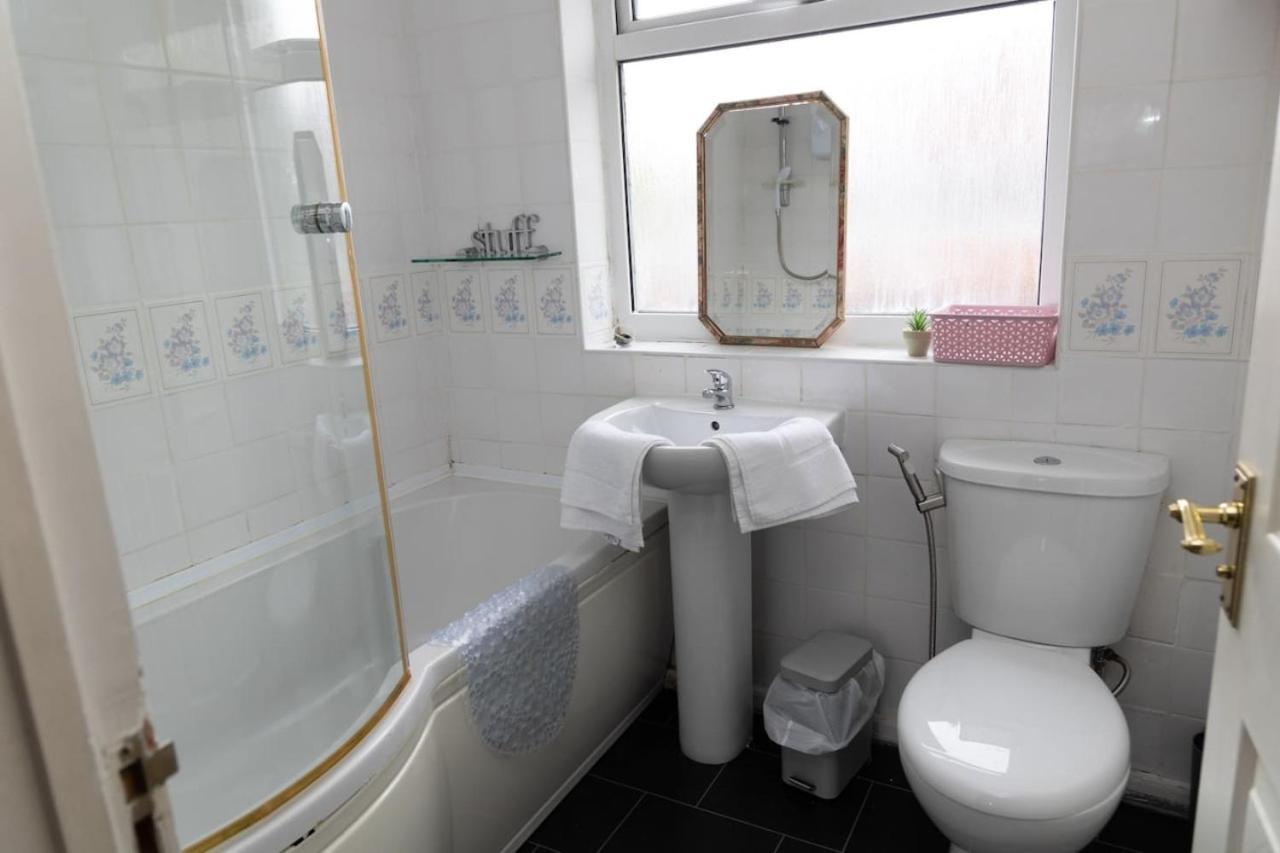 3 Bed Home Sleeps 8 People Located 1 Min From Train Stop - Otley Terrace オールダム エクステリア 写真